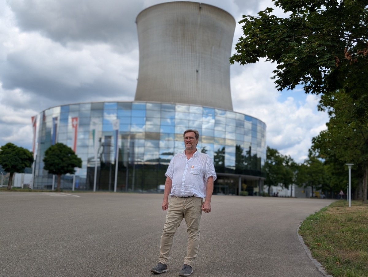 Jürg Joss vor dem Kühlturm des Atomkraftwerks Leibstadt: Hier erlebte der heute 63-Jährige 1986 seine ganz persönliche Atomkatastrophe.