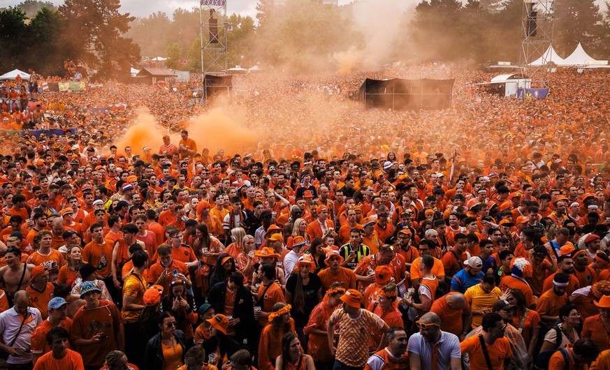 DORTMUND, Dutch supporters in Dortumund, 10-07-2024, Dutch fans in the city center of dortmund before the match against England. Oranje legioen, westfalenpark Dutch supporters in Dortumund PUBLICATION ...