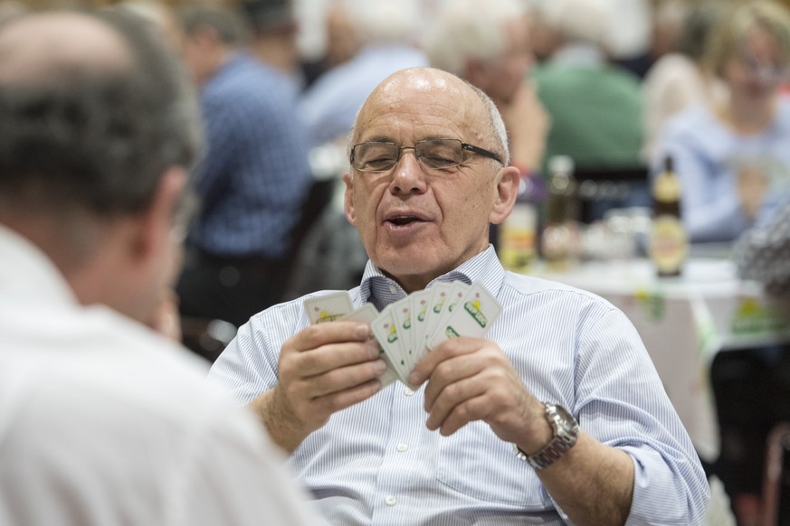 Bundesrat Ueli Maurer bei einem gemuetlichen Jass anlaesslich des 18. Nationalen SVP-Jasscup vom Samstag, 17. Februar 2018 in Stans. (KEYSTONE/Urs Flueeler)