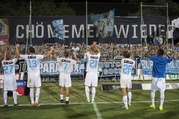 Zuerichs Spieler jubeln mit den Fans nach ihrem 3:1 Sieg im Challenge League Fussballspiel zwischen dem FC Schaffhausen und dem FC Zuerich im Stadion Breite in Schaffhausen, am Samstag, 27. August 201 ...