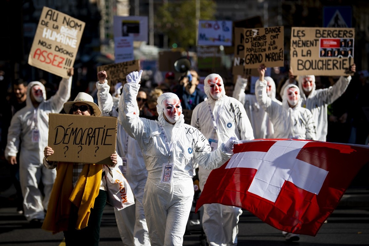 Des personnes manifestent lors d'un rassemblement "Non au pass sanitaire et a la restriction de nos libertes" le samedi 16 octobre 2021 a Lausanne. (KEYSTONE/Jean-Christophe Bott)
