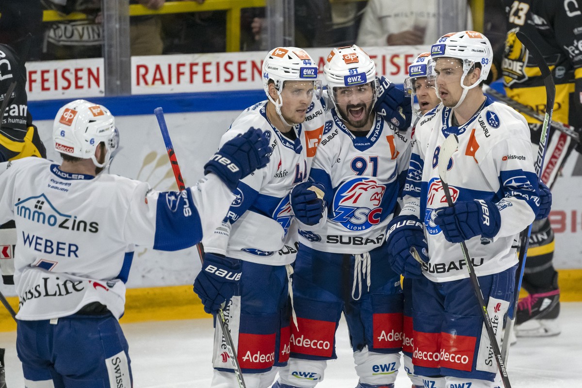 Zuerichs Yannick Weber, Mikko Lehtonen, Denis Hollenstein, Simon Bodenmann und Juho Lammikko, von links, julen nach dem Tor zum 0.3 beim Eishockey-Qualifikationsspiel der National League zwischen dem  ...