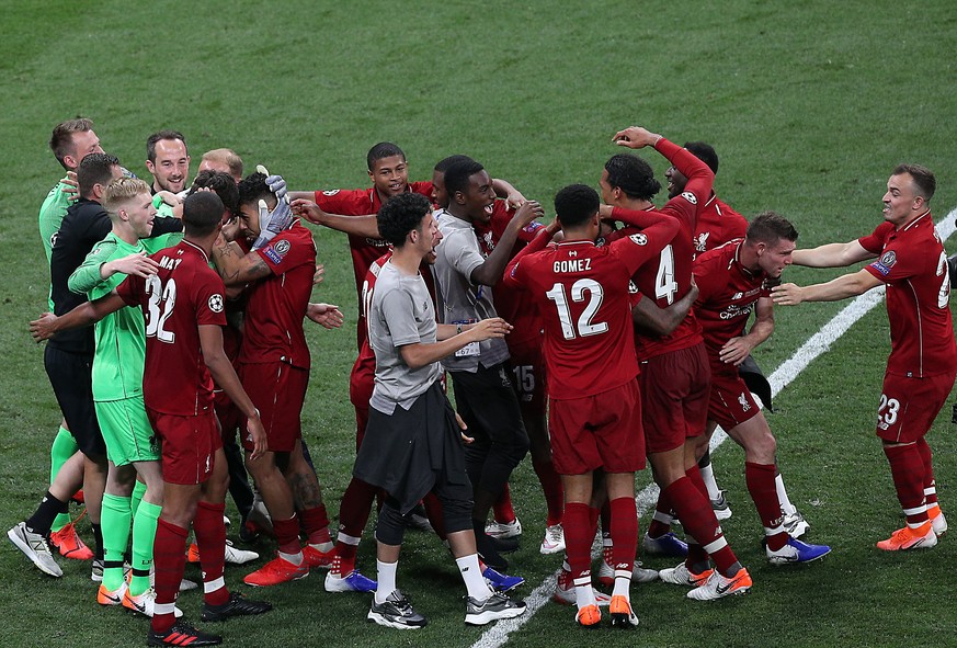 epa07618969 Liverpool players celebrate after the UEFA Champions League final between Tottenham Hotspur and Liverpool FC at the Wanda Metropolitano stadium in Madrid, Spain, 01 June 2019. EPA/Rodrigo  ...