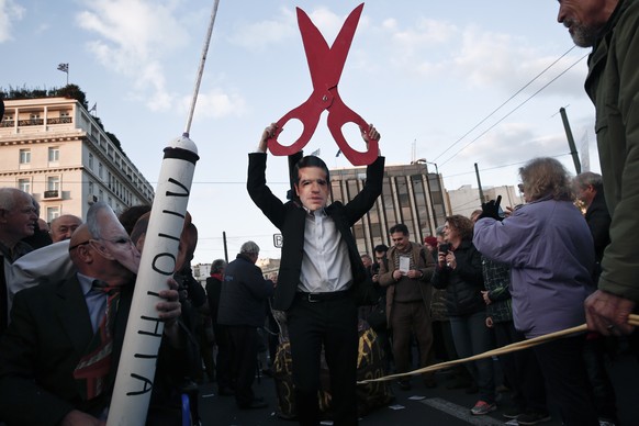 Ein Syriza-Aktivist imitiert Premier Alexis Tsipras als griechischen «Schulden-Cutter».