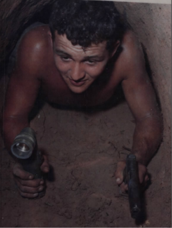 Ein US-Sergeant wühlt sich 1967 durch einen nordvietnamesischen Tunnel.