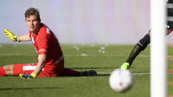 L&#039;attaquant bernois Roger Assale, droite, marque le premier but bernois au gardien valaisan Anton Mitryushkin, gauche, lors de la rencontre de football de Super League entre le FC Sion et le BSC  ...