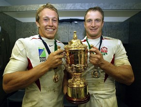 Jonny Wilkinson (links) mit dem WM-Pokal von 2003.