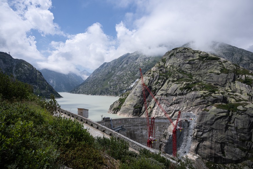 Bauarbeiten sind im Gange, die Staumauer am Grimselsee wird um 23 Meter auf 136 Meter erhoeht, am Mittwoch, 27. Juli 2022, an der Grimsel. Fuer den kommenden Winter koennte es wegen der Gasreduktion a ...