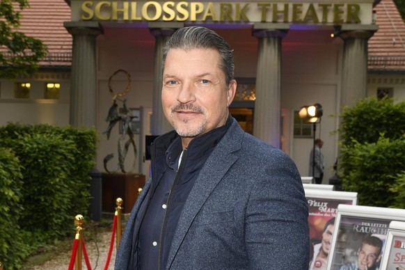 Hardy Krueger Jr. bei der Fisch sucht Fahrrad Premiere im Schlossparktheater am 17.05.2025 in Berlin am Fisch sucht Fahrrad Premiere im Schlossparktheater in Berlin *** Hardy Krueger Jr at the Fisch s ...