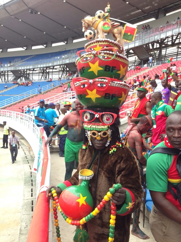 watson-Sportredaktor Reto Fehr hat sich am Afrika-Cup vor der Partie Äquatorialguinea gegen Burkina Faso etwas früher ins Stadion geschlichen und sich in der Gäste-Fankurve umgeschaut. Dabei ist er un ...