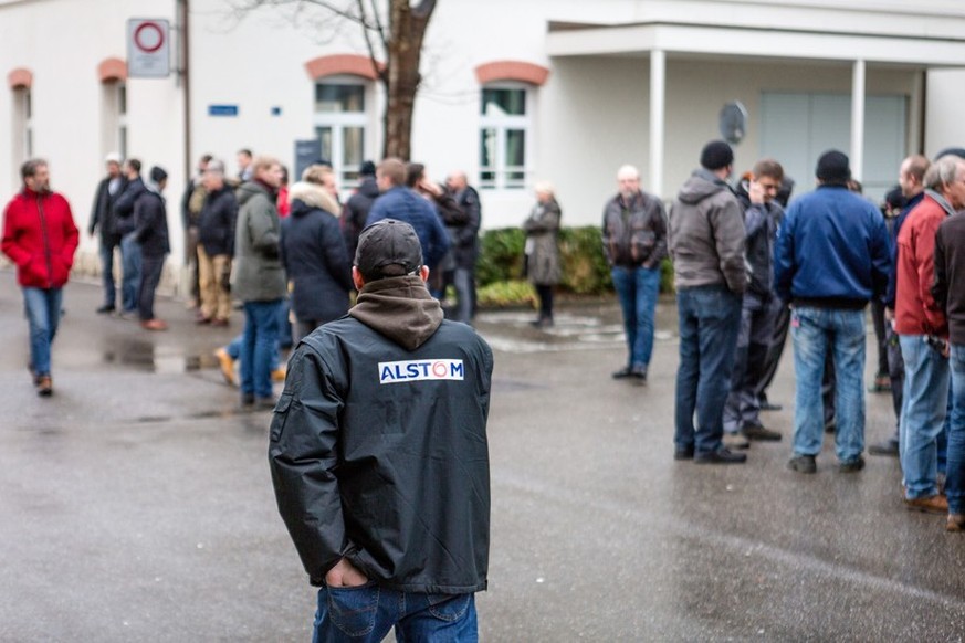 Augenschein vor dem GE-Hauptgebäude in Baden