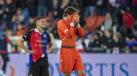 Die Spieler des FC Basel mit Taulant Xhaka, links, und Marvin Hitz, rechts, reagieren nach dem Super League Meisterschaftsspiel zwischen dem FC Basel und dem Servette FC vom Samstag, 21. Oktober 2023  ...