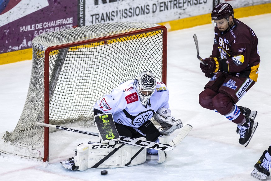 Le gardien luganais, Niklas Schlegel, gauche, a la lutte pour le puck avec l?attaquant genevois Noah Rod, droite, lors du match des Pre-PlayOffs du championnat suisse de hockey sur glace de National L ...