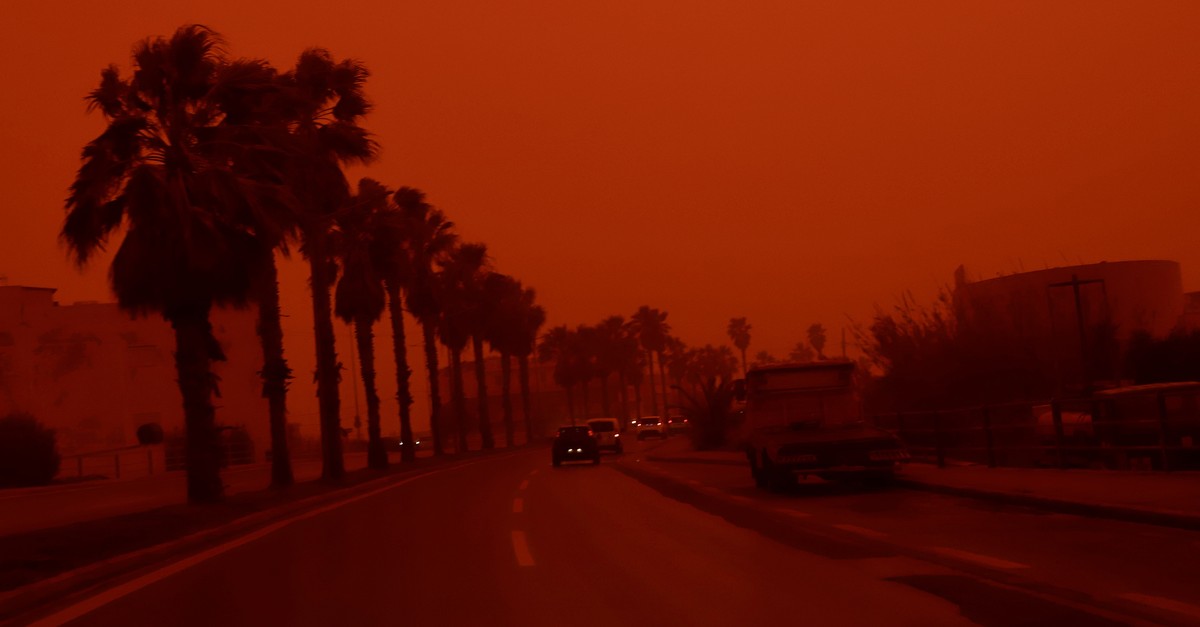 Saharastaub färbt den Himmel über der griechischen Insel Kreta rot