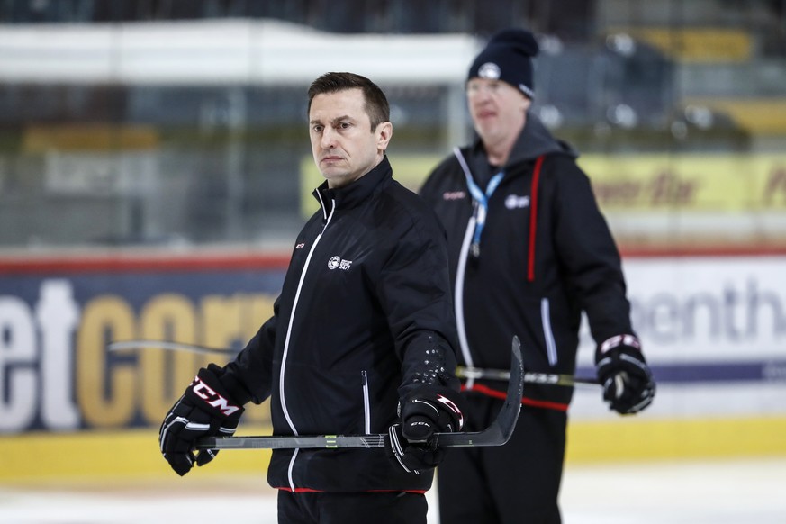 SCB Trainer Kari Jalonen, rechts, und Assistenztrainer Ville Peltonen, links, waehrend einem Training des SC Bern, am Montag, 20. Maerz 2017, in der Postfinance Arena in Bern. (KEYSTONE/Peter Klaunzer ...