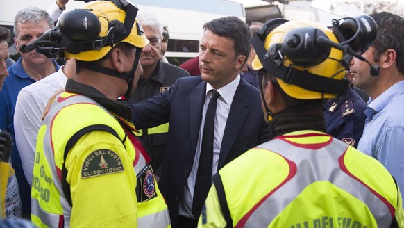 Matteo Renzi besucht die Unfallstelle.