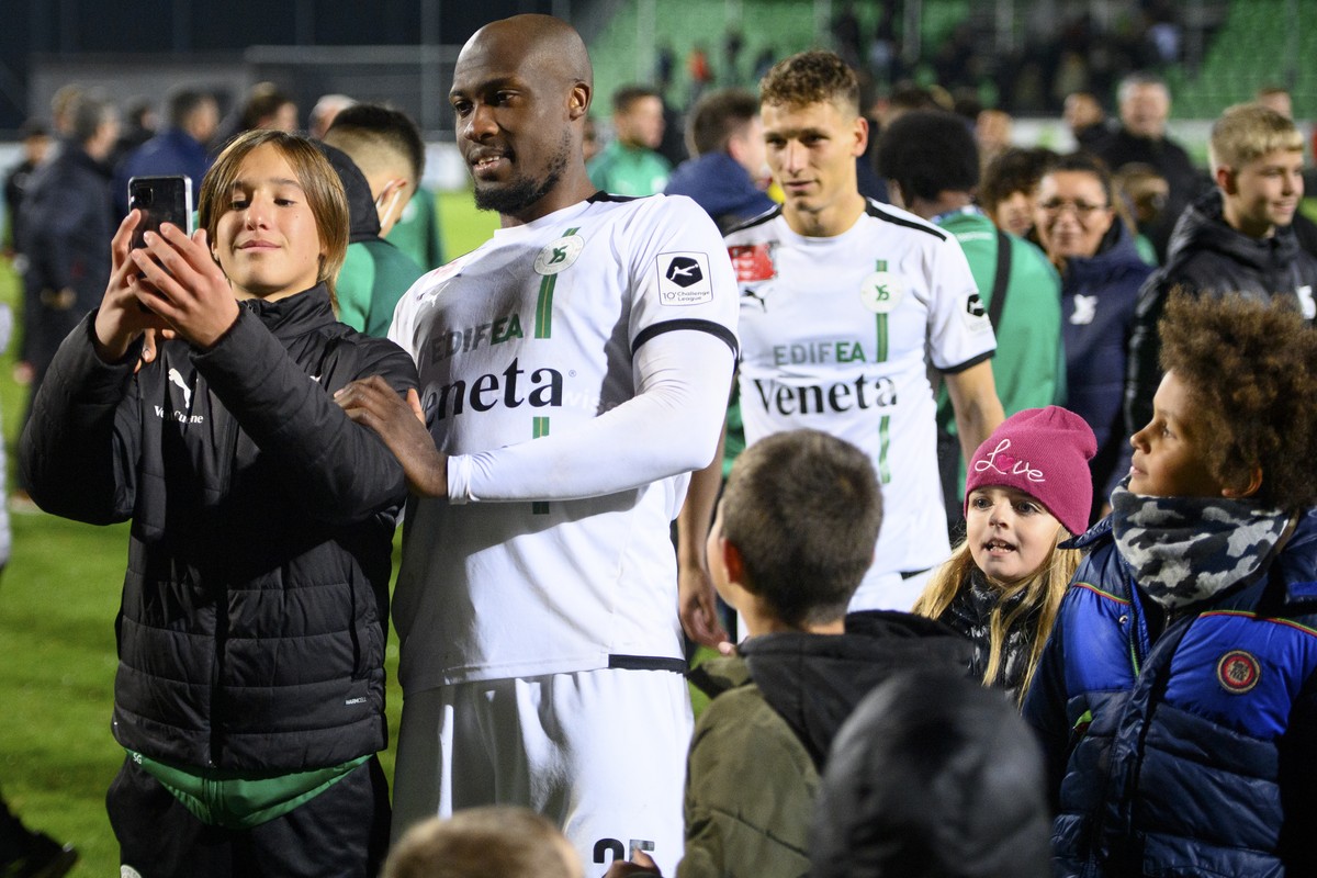 L'attaquant yverdonnois Steve Beleck celebre la victoire avec des fans lors de la rencontre 1/8 de finale de Coupe Suisse de football entre le club de Challenge League Yverdon Sport FC, YS, et le ...