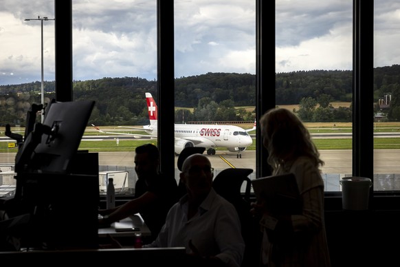 Ein Flugzeug der Swiss rollt auf dem Flughafen Zuerich Kloten, fotografiert aus dem Swiss Operation Center waehrend eines Medienrundgangs im Swiss Operation Center der Fluggesellschaft Swiss am Montag ...
