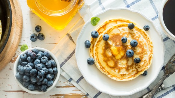 pancakes blueberry kanada usa pfannkuchen frühstück zmorge eier omelette crepes essen food