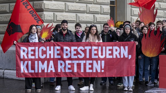Mitglieder der JUSO Schweiz reichen die Initiative mit 140 000 Unterschriften &quot;Fuer eine soziale Klimapolitik ? steuerlich gerecht finanziert (Initiative f