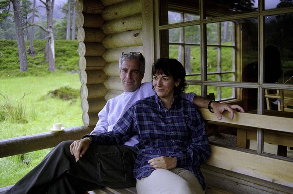 1999, Glen Beg, Balmoral, Scotland: JEFFREY EPSTEIN and GHISLAINE MAXWELL lounging in Queens log cabin at Balmoral after being invited by Prince Andrew. According to reports, Prince Andrew hosted Epst ...