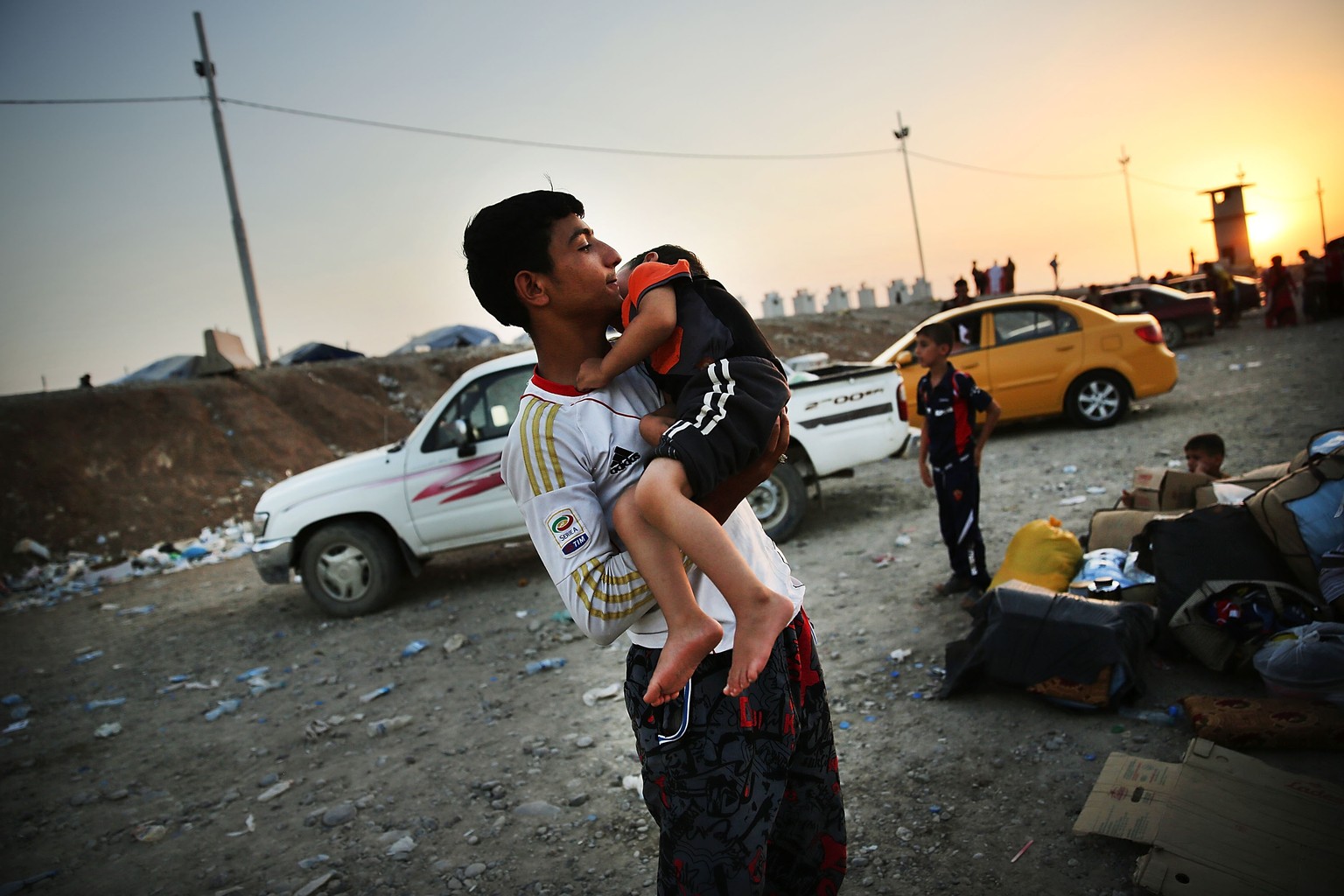 Eine irakische Familie auf der Flucht vor den Kämpfen in der Nähe von Mosul.