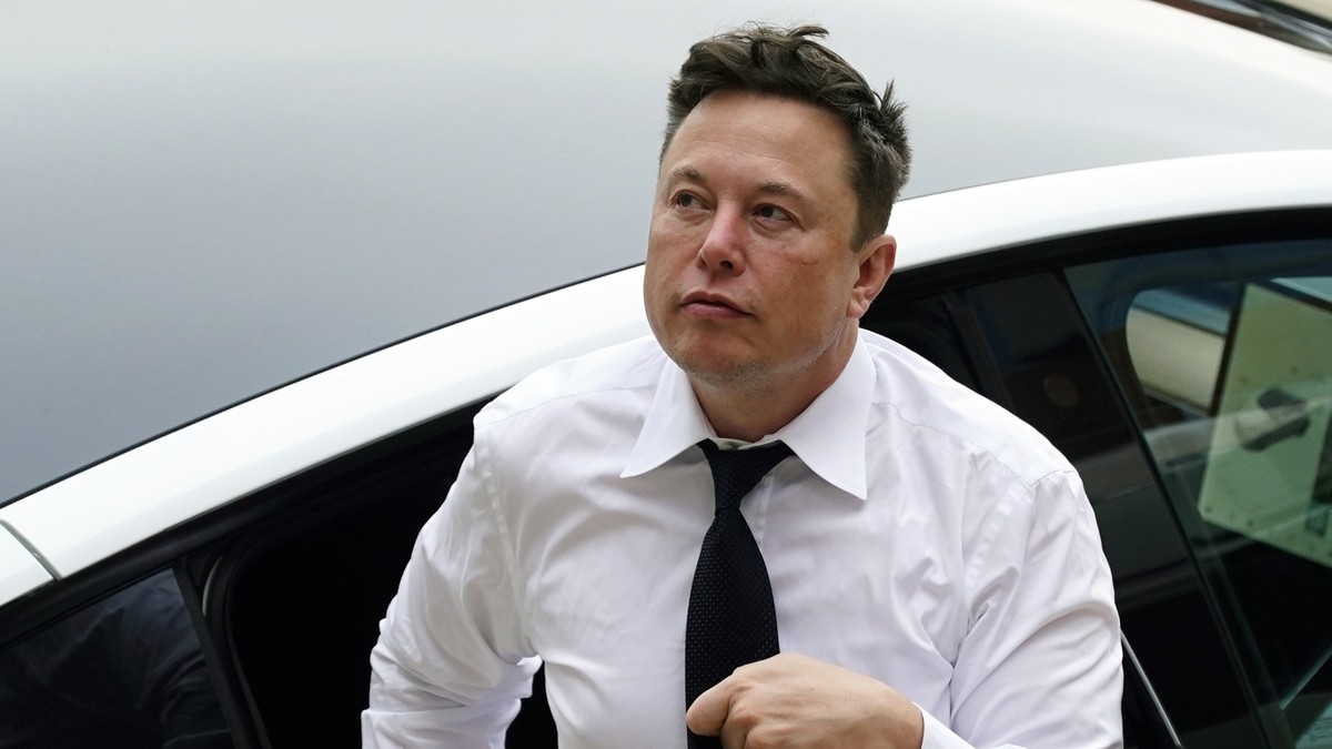 FILE - Elon Musk arrives at the justice center in Wilmington, Del., Tuesday, July 13, 2021. According to a filing posted late Wednesday, Dec. 14, 2022, by the U.S. Securities and Exchange Commission,  ...