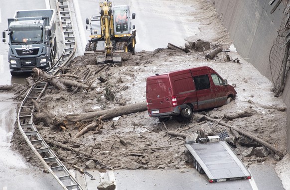 Verschuettete Autobahn A2 zwischen der Wilerplanggen und der Ripplistal-Galerie, aufgenommen am Dienstag, 23. Januar 2018. Die Schlammlawine verschuettete die A2 ueber eine Breite von 50 Metern (ca. 4 ...