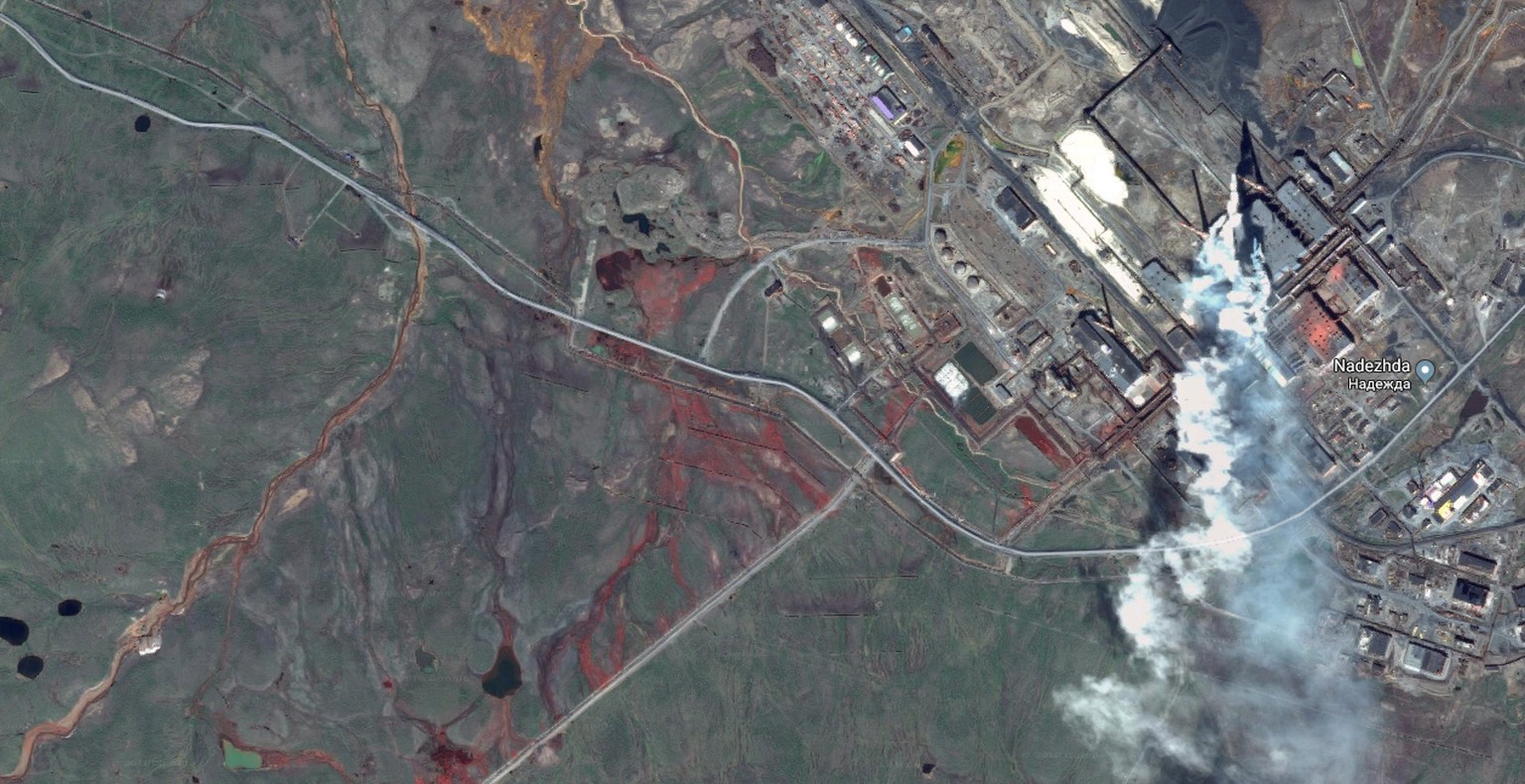 Ein Blick auf die&nbsp;Nadeschda-Metallfabrik. Das Satellitenbild zeigt die grossflächige Kontamination mit Nickel (rot) und anderen Stoffen (gelb). Das Gebiet sei derart verseucht, dass es wirtschaft ...