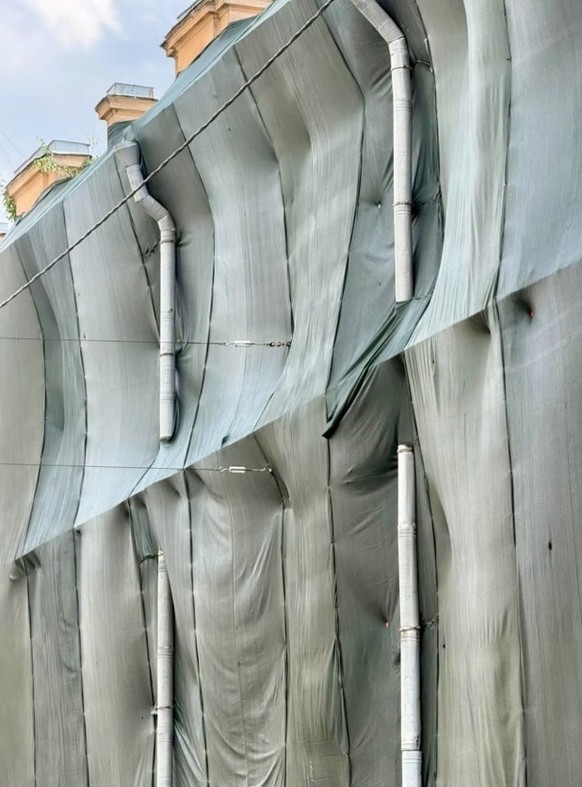 Sexy gutters - sexy Dachrinnen 
https://www.instagram.com/sexygutters/