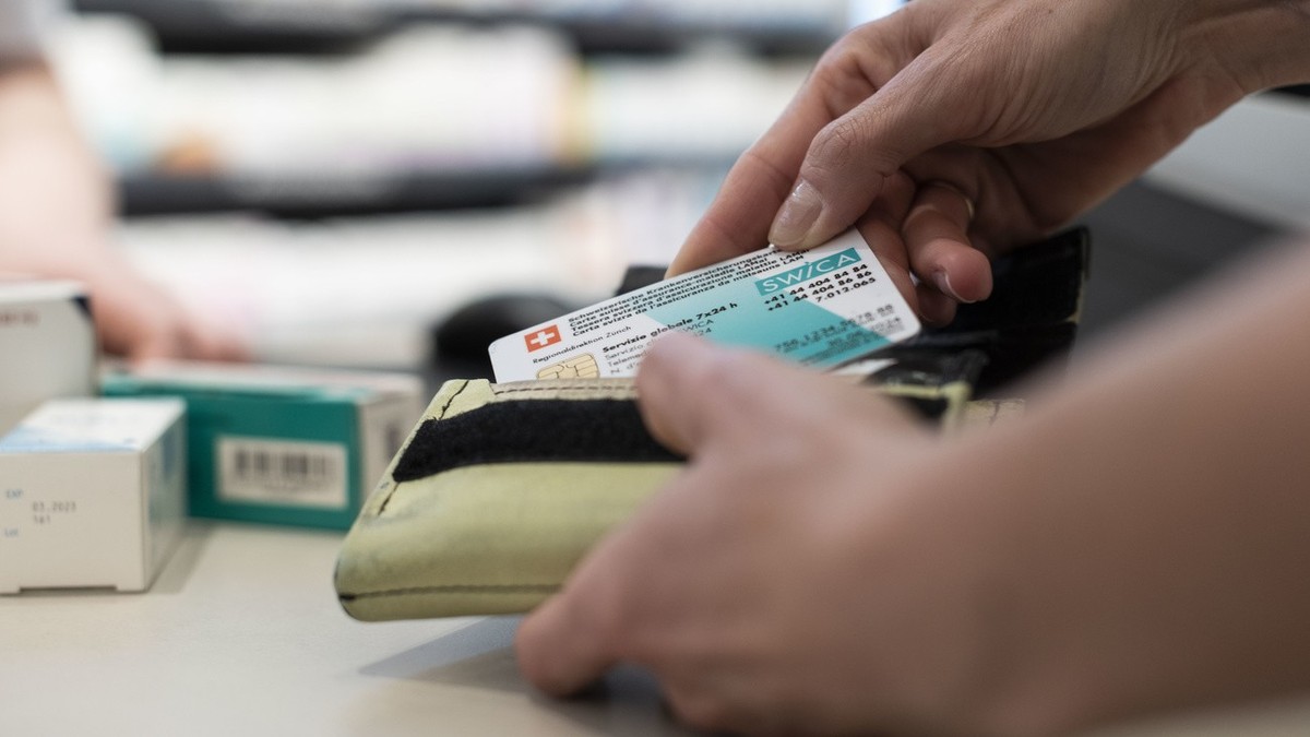 Une carte d'assurance maladie Swica est utilisée à la caisse d'une pharmacie à Zurich, en Suisse, le 28 octobre 2019.