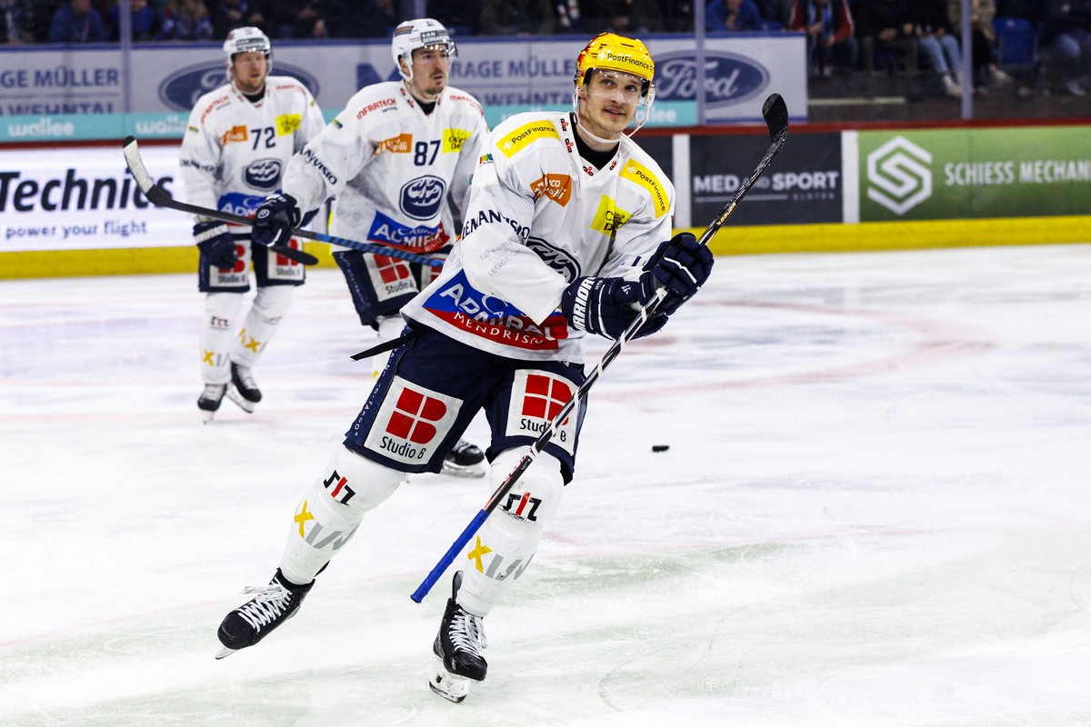 HC Ambri-Piotta PostFinance Top Scorer Dominik Kubalik feiert seine Treffer zum 3-3 waehrend dem Play-In Runde 2 Spiel 2 Eishockey-Meisterschaftsspiel der National League zwischen den Teams EHC Kloten ...