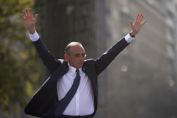 epa09852976 France&#039;s far-right party &#039;Reconquete!&#039; leader and candidate to the 2022 presidential election Eric Zemmour, arrives on stage during his campaign meeting at Trocadero in Pari ...