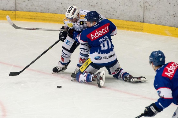 Kuesnacht, 29.09.2015, Eishockey Schweizer Cup, GCK Lions - HC Ambri-Piotta, Paolo Duca (Ambri) gegen Raphael Prassl (GCK) (Gonzalo Garcia/EQ Images)