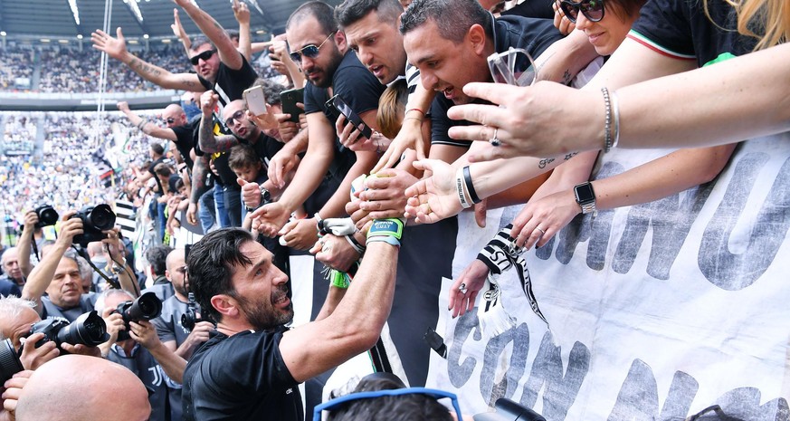 epa06749587 Juventus&#039;s Gianluigi Buffon greets the supporters during his last Italian Serie A soccer match with Juventus FC vs Hellas Verona FC at Allianz Stadium in Turin, Italy, 19 May 2018. Bu ...