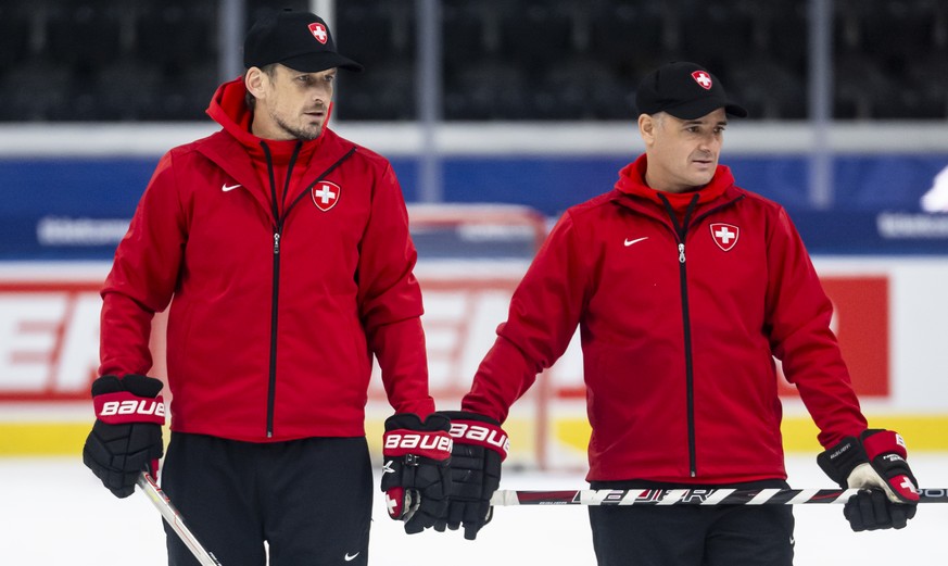 Head Coach Patrick Fischer, links, und Assistant Coach Jan Cadieux, rechts, beim Training der Schweizer Eishockey-Nationalmannschaft vor der Euro Hockey Tour, am Mittwoch, 10. Dezember 2025 in der Swi ...