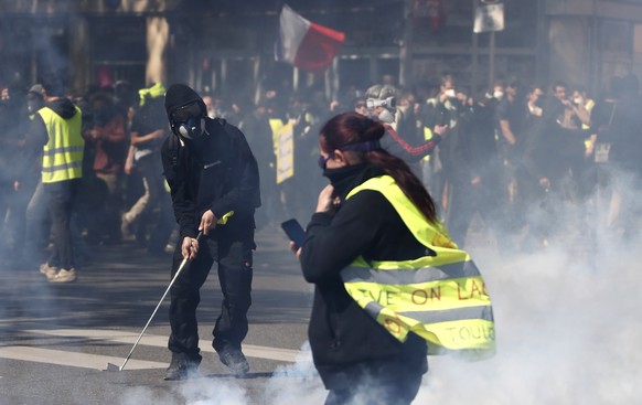 epa07504152 Protesters from the &#039;Gilets Jaunes&#039; (Yellow Vests) movement clash with French riot Police during the &#039;Act XXII&#039; demonstration (the 22nd consecutive national protest on  ...