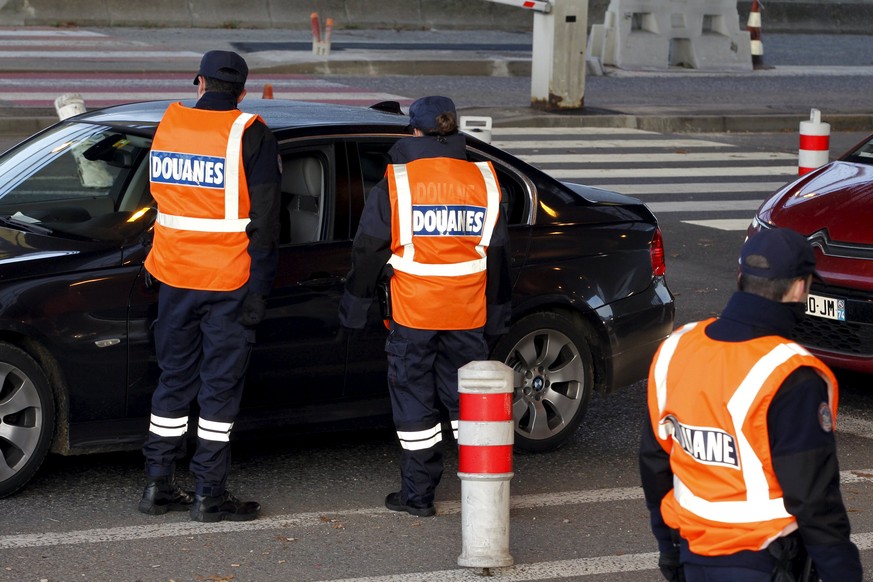 Wenn «eine ernsthafte Bedrohung der öffentlichen Ordnung oder inneren Sicherheit» für ein Land besteht, dürfen die Staaten gemäss dem Schengen-Abkommen während einer beschränkten Zeit Grenzkontrollen  ...