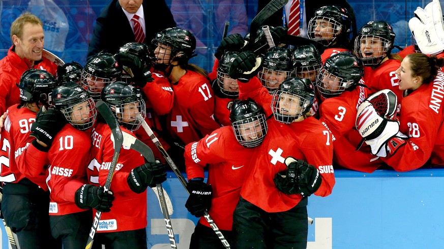 epa04079294 Lara Stalder (C) of Switzerland celebrates with teammates after scoring against Russia during the women&#039;s quarterfinal match between Switzerland and Russia at the Shayba Arena in the  ...