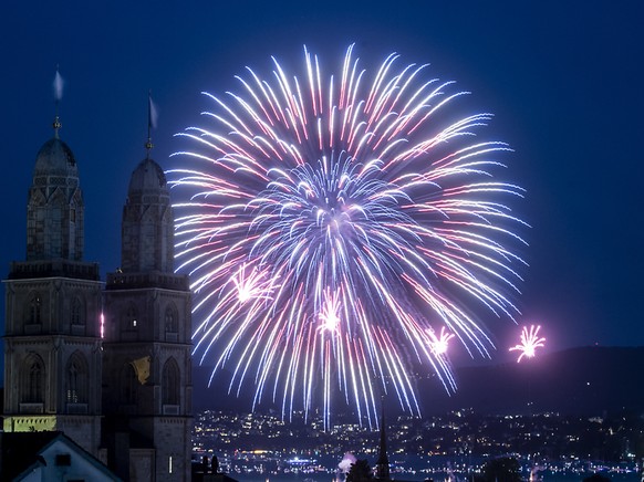 Immer mit lauten &quot;Ahs&quot; und &quot;Ohs&quot; begrüsst: Feuerwerk, hier hinter dem Grossmünster am Züri Fäscht in Zürich. (Archivbild)