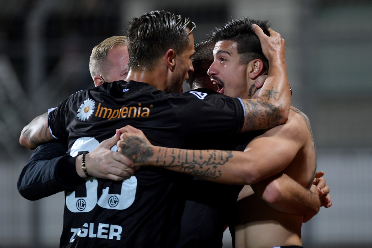 Lugano's player Joaquin Ardaiz, right, celebrates the 2-0 goal, during the Super League soccer match between FC Lugano and FC St. Gallen, at the Cornaredo stadium in Lugano, on Wednesday, 21 Apri ...