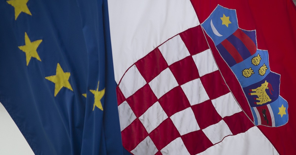 ARCHIVBILD ZUR PERSONENFREIZUEGIGKEIT DER SCHWEIZ MIT KROATIEN AB 2022, AM FREITAG, 22. OKTOBER 2021 - A Croatian, right, and a EU flag fly in downtown in Zagreb, Croatia, Sunday, June 30, 2013. Croat ...
