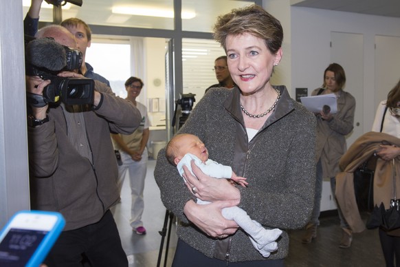 Bundesraetin Simonetta Sommaruga, Vorsteherin des Eidgenoessischen Justiz- und Polizeidepartements (EJPD), haelt ein Baby in den Armen, bei ihrem Besuch im Kantonsspital Winterthur, am Sonntag, 1. Mai ...