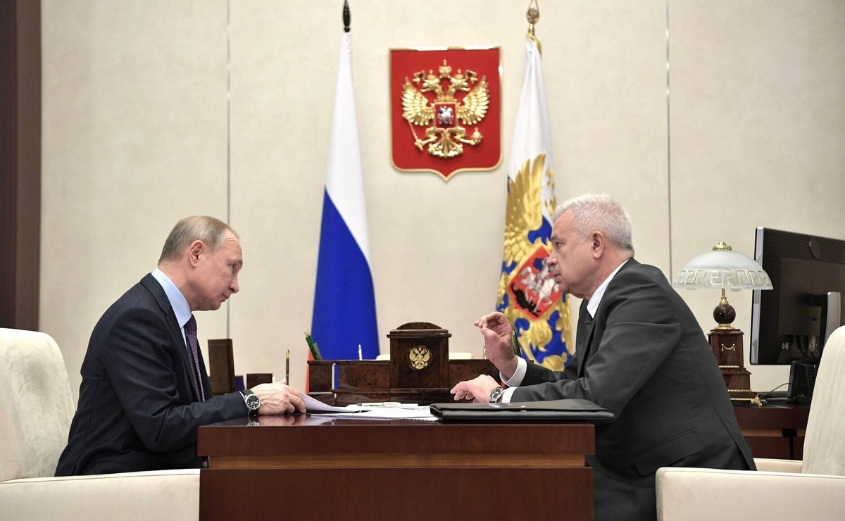 January 28, 2020. - Russia, Moscow Region, Novo-Ogaryovo. - Russian President Vladimir Putin left and Lukoil President Vagit Alekperov during a meeting at the Novo-Ogaryovo residence. KremlinxPool