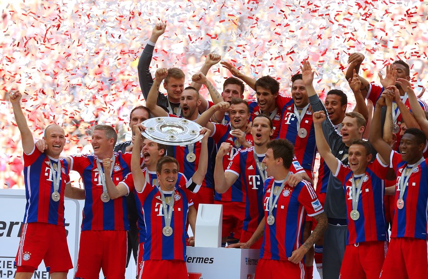 Dann ist es soweit: Philipp Lahm stemmt die Schale in die Höhe.