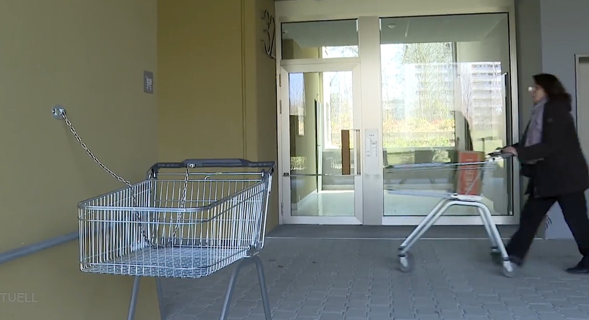 Les usagers de la Coop Telli, à Aarau, n'apprécient que peu la fin d'une exception de 50 ans concernant les caddies du supermarché.