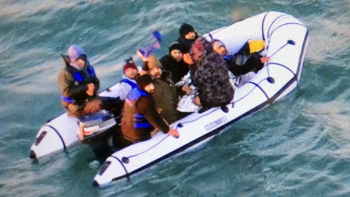 Migranten auf einem Schlauchboot im Ärmelkanal. (Archivbild)