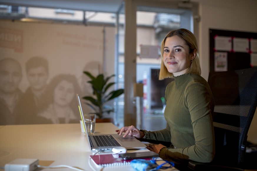 Operation Libero Co-Praesidentin Laura Zimmermann bereitet sich fuer die Online Pressekonferenz vor in ihrem Buero am Mittwoch, 9. Dezember 2020, in Zuerich. (KEYSTONE/Patrick B. Kraemer)