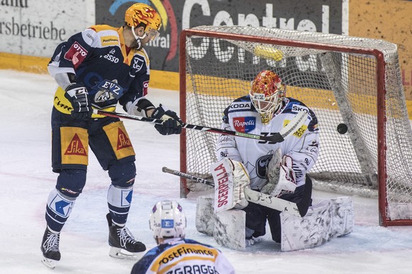 David McIntire, links, von Zug bei einer Torchance gegen Torhueter Tami Karhunen, rechts, von Ambri beim Eishockey Meisterschaftsspiel in der Qualifikation der National League zwischen dem EV Zug und  ...