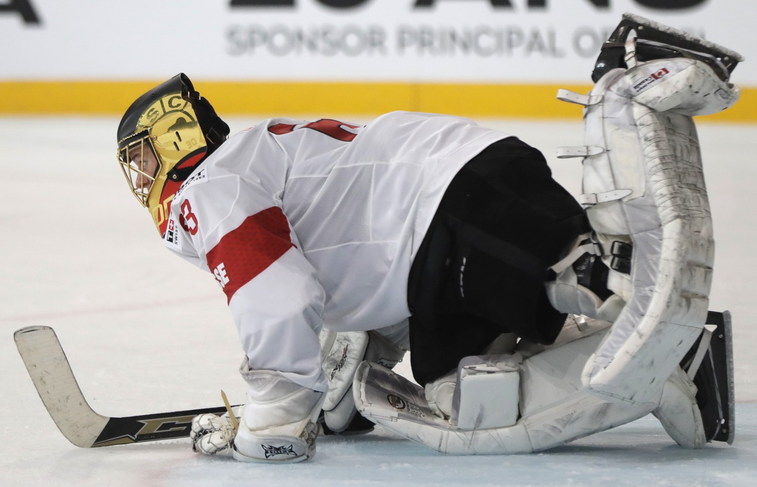 Switzerland&#039;s Leonardo Genoni stretches during the Ice Hockey World Championships group B match between Norway and Switzerland in the AccorHotels Arena in Paris, France, Sunday, May 7, 2017. (AP  ...